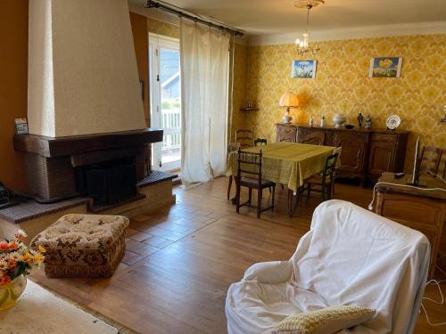 un salon avec une table et une salle à manger dans l'établissement Les 4 saisons, à Onet le Château