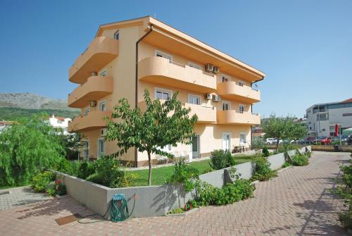 Orange House three bedroom apartment with sea view