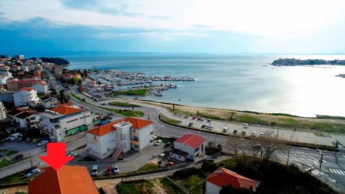 Orange House three bedroom apartment with sea view