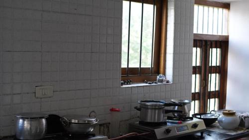 Kuchyň nebo kuchyňský kout v ubytování Satya Anand Cottage Pure Veg and Non Alcoholic Hotel