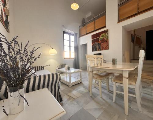 a kitchen and dining room with a table and chairs at Apartamentos Larga 70 in El Puerto de Santa María