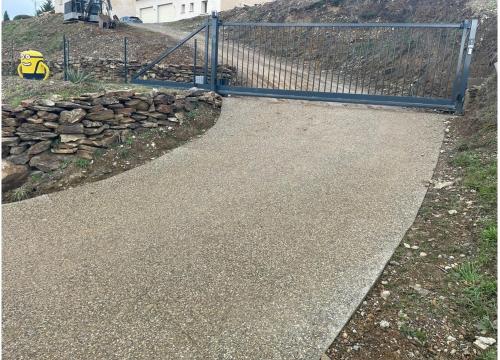 une porte menant à une passerelle à côté d'une clôture dans l'établissement les rouardes, à Sainte-Croix-en-Jarez