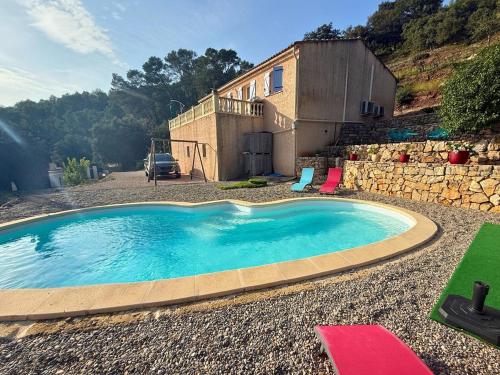 une petite piscine en face d'une maison dans l'établissement Villa avec Piscine privée - La Sauvageonne, à Vidauban