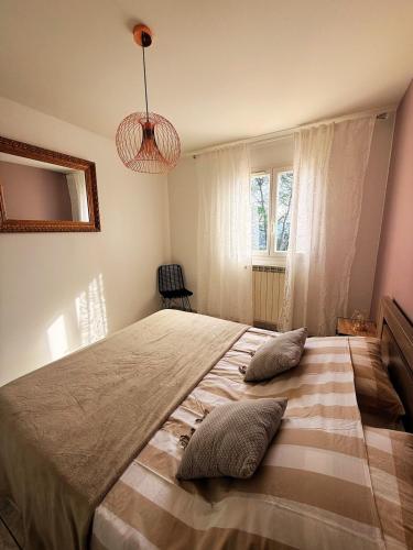une chambre avec un grand lit avec deux oreillers dessus dans l'établissement Villa avec Piscine privée - La Sauvageonne, à Vidauban