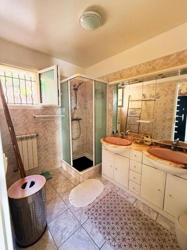 La salle de bains est pourvue de 2 lavabos, d'une douche et d'une baignoire. dans l'établissement Villa avec Piscine privée - La Sauvageonne, à Vidauban
