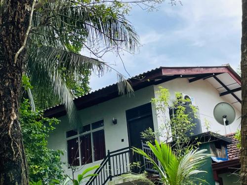 Κήπος έξω από το Chami's Home Stay