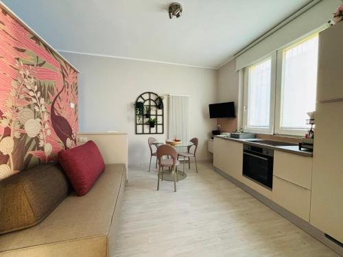 帕尔马Maison del Ducato Suite Parmigianino的配有沙发和桌子的厨房和客厅