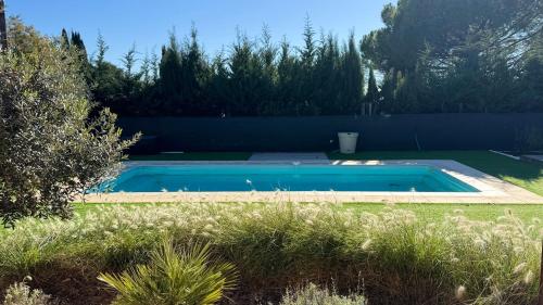 Bazén v ubytovaní Proche GORGES DU VERDON, villa 8 pers avec piscine privée alebo v jeho blízkosti