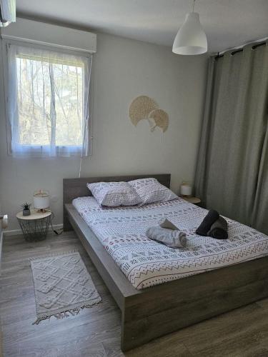 une chambre avec un grand lit dans une pièce dans l'établissement Air-conditioned house 3 bedrooms BBQ Terrace, à Toulouse