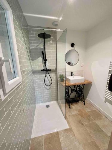 une salle de bain avec douche et lavabo dans l'établissement Le Clos du Pīgeonnier - Gîte de charme, à Montauban