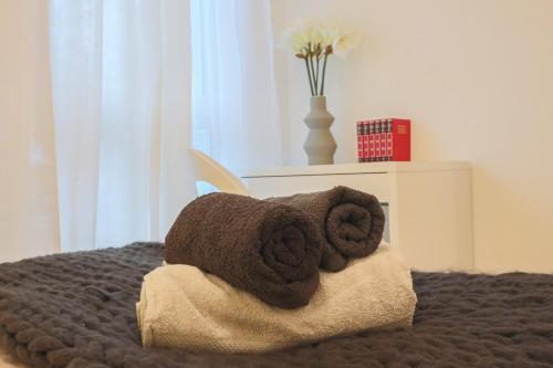 une pile de serviettes posée sur un lit dans l'établissement Oeuvres françaises, à Mulhouse