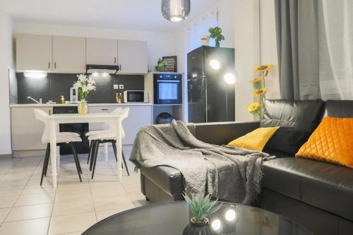 un salon avec un canapé et une table dans l'établissement Oeuvres françaises, à Mulhouse