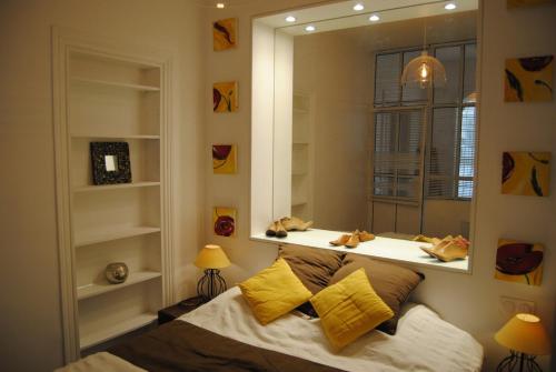 Apartment on Montmartre Street