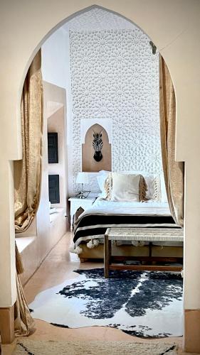 เตียงในห้องที่ Riad Chocolat