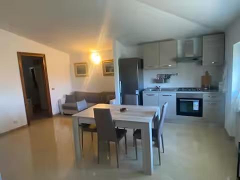 a kitchen and dining room with a table and chairs at Splendida casa a Roma vicino al mare in Ostia Antica