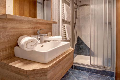 a bathroom with a sink and a shower at Gutshof - Urlaubsresort Hafele in Sankt Jakob in Defereggen