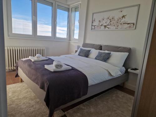 Postel nebo postele na pokoji v ubytování Royal apartment Novi Mercator