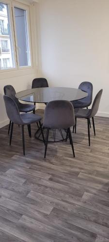 une table de salle à manger et des chaises dans une pièce dans l'établissement 3 bedrooms apartment Paris 16 - Michel Ange, à Paris