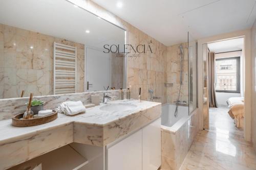 une salle de bain avec un lavabo, une douche et une baignoire dans l'établissement 2 pièces rue d'Antibes - Climatisation, à Cannes