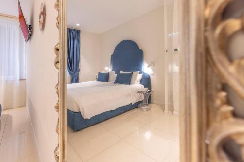 a bedroom with a bed and a mirror at Opera Relais De Charme - Aparthotel in Verona