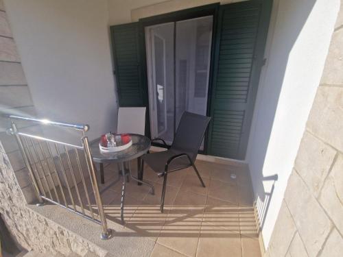 a balcony with a table and chairs and a door at Solentia in Stomorska
