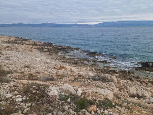 a rocky shore with the ocean in the background at Solentia in Stomorska