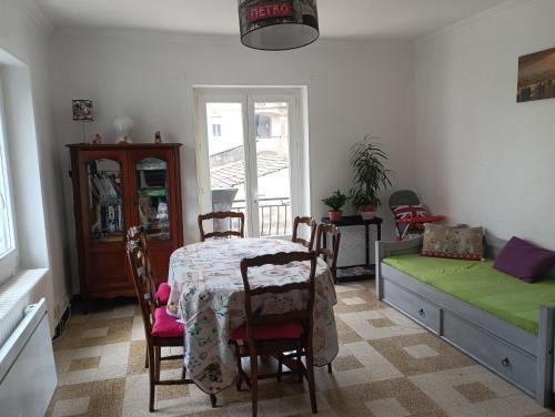 Χώρος καθιστικού στο Saint Ambroix Cévennes Gard Ardèche pavillon 6 personnes, tout commerces à pieds