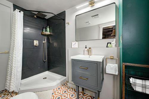 un bagno con lavandino e doccia di Hot Tub, King Bed, Bikes, Pet Friendly with Fenced Backyard, Walk to Broad Ripple Village, 10 minutes to Downtown a Indianapolis