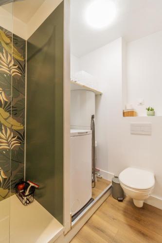 La salle de bains est pourvue de toilettes et d'une porte en verre. dans l'établissement La Mansarde Cauchoise - Centre ville - Au calme, à Rouen