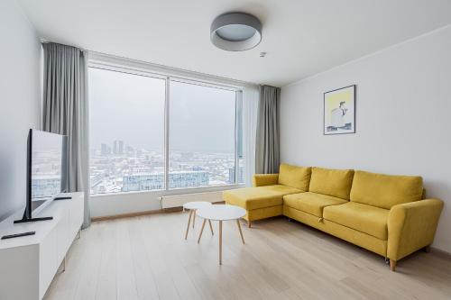Un lugar para sentarse en Revalia Fahle Airport Bus-Station Apartments with Best views
