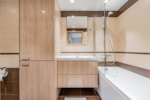 Un baño de Revalia Fahle Airport Bus-Station Apartments with Best views