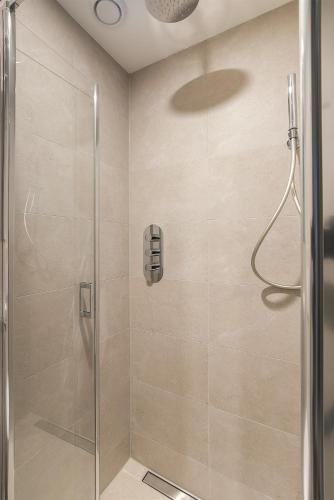 un bagno con doccia con porta in vetro di Studio aan de gracht a Delft