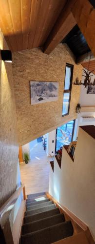 una casa con vistas a una escalera en Ferienhaus Bayerischer Wald, en Regen