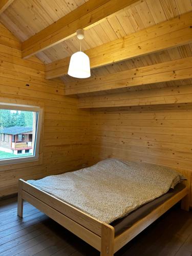 Ένα ή περισσότερα κρεβάτια σε δωμάτιο στο Sauna&Jacuzzi Domki Pod Brzozami Sława