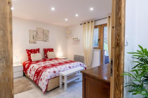 - une chambre avec un lit rouge et un bureau dans l'établissement Chalet Hohneck - Le lodge - Spa, borne de recharge, à Stosswihr