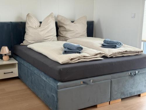 a bed with two pillows on top of it at Modernes Tiny Hotel in Hollenstedt in Appel