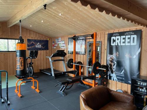 une salle de sport avec tapis de course dans l'établissement VILLA DE PRESTIGE avec salle de sports privée, à Gujan-Mestras