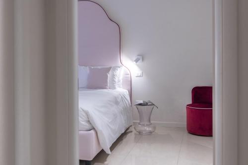 a bedroom with a white bed and a lamp at Opera Relais De Charme - Aparthotel in Verona