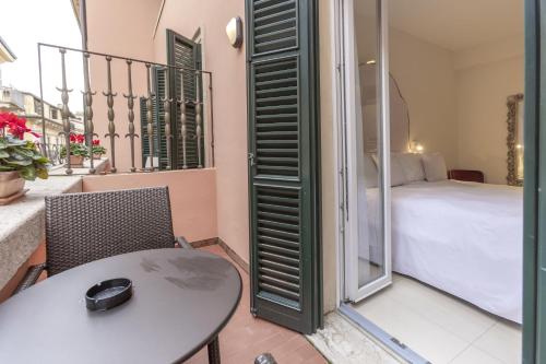 a room with a table and a bed and a bedroom at Opera Relais De Charme - Aparthotel in Verona