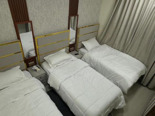 Una cama o camas en una habitación de شقق الغيث للإيجار