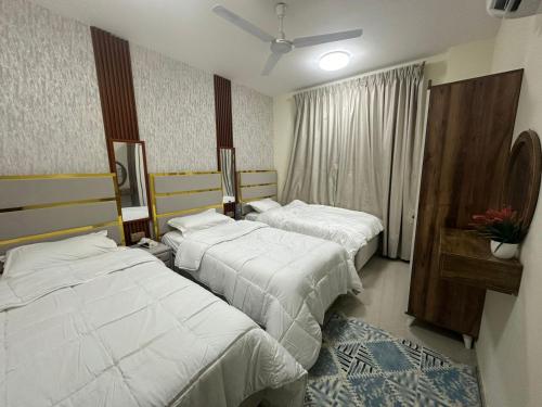 Una cama o camas en una habitación de شقق الغيث للإيجار