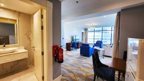 Χώρος καθιστικού στο Sherao Hotel Doha فندق شراعوه الدوحة