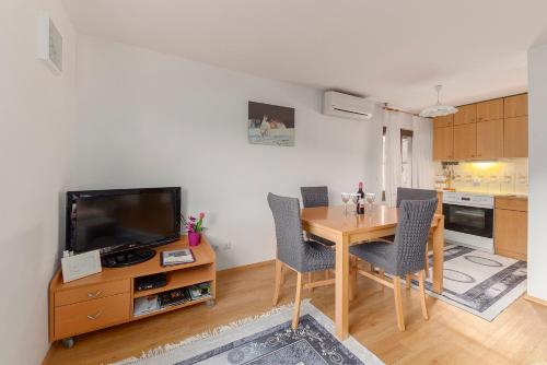 Кухня или мини-кухня в Apt Regina with balcony and parking
