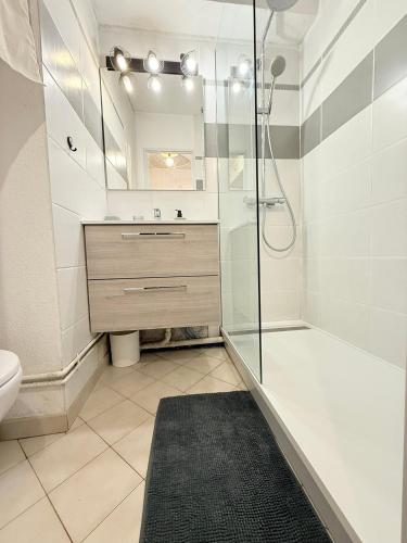 une salle de bain avec une douche, un lavabo et des toilettes dans l'établissement Ponant La Grande Motte Cosy Studio 4 pers Parking,Clim,piscine, Golf, Plage, à La Grande Motte