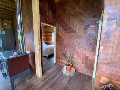 Zimmer mit Ziegelwand und Schlafzimmer in der Unterkunft Casa familiar in Futrono