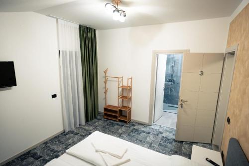 a room with a bed and a mirror at Vila Tudor in Borşa