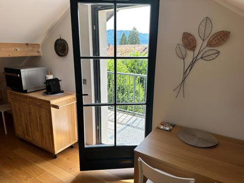 Cette chambre dispose d'une porte menant à un balcon. dans l'établissement Appartement, 20m du lac Conjux, vue lac, à Conjux