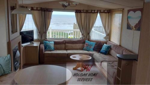 スキップシーにあるSea View Escapeのソファとテーブルのあるリビングルーム