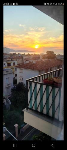 - une vue sur le coucher de soleil depuis le balcon d'un bâtiment dans l'établissement 3 pièces bord de mer, à Nice