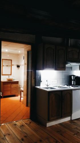 Kuchyň nebo kuchyňský kout v ubytování Chambres d'Hotes Les Hirondelles